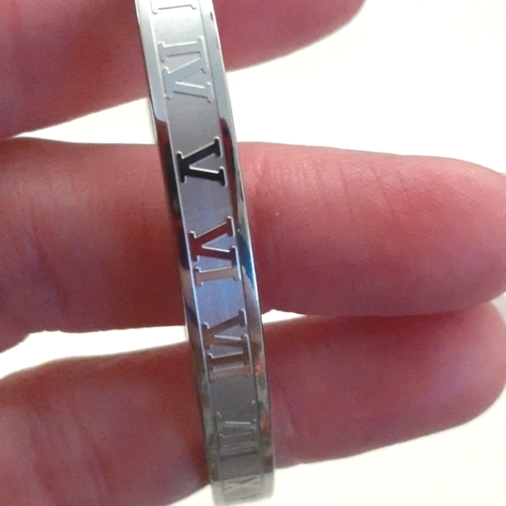 ROMAN NUMERAL BRACELET